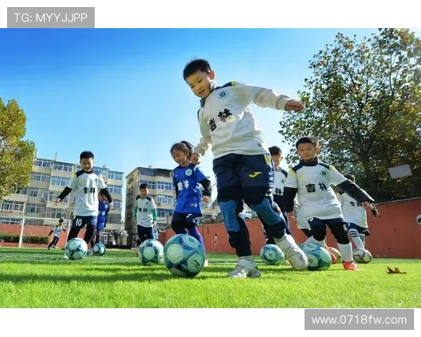 《从绿茵场到全球聚光灯：足球运动员的荣耀与挑战》